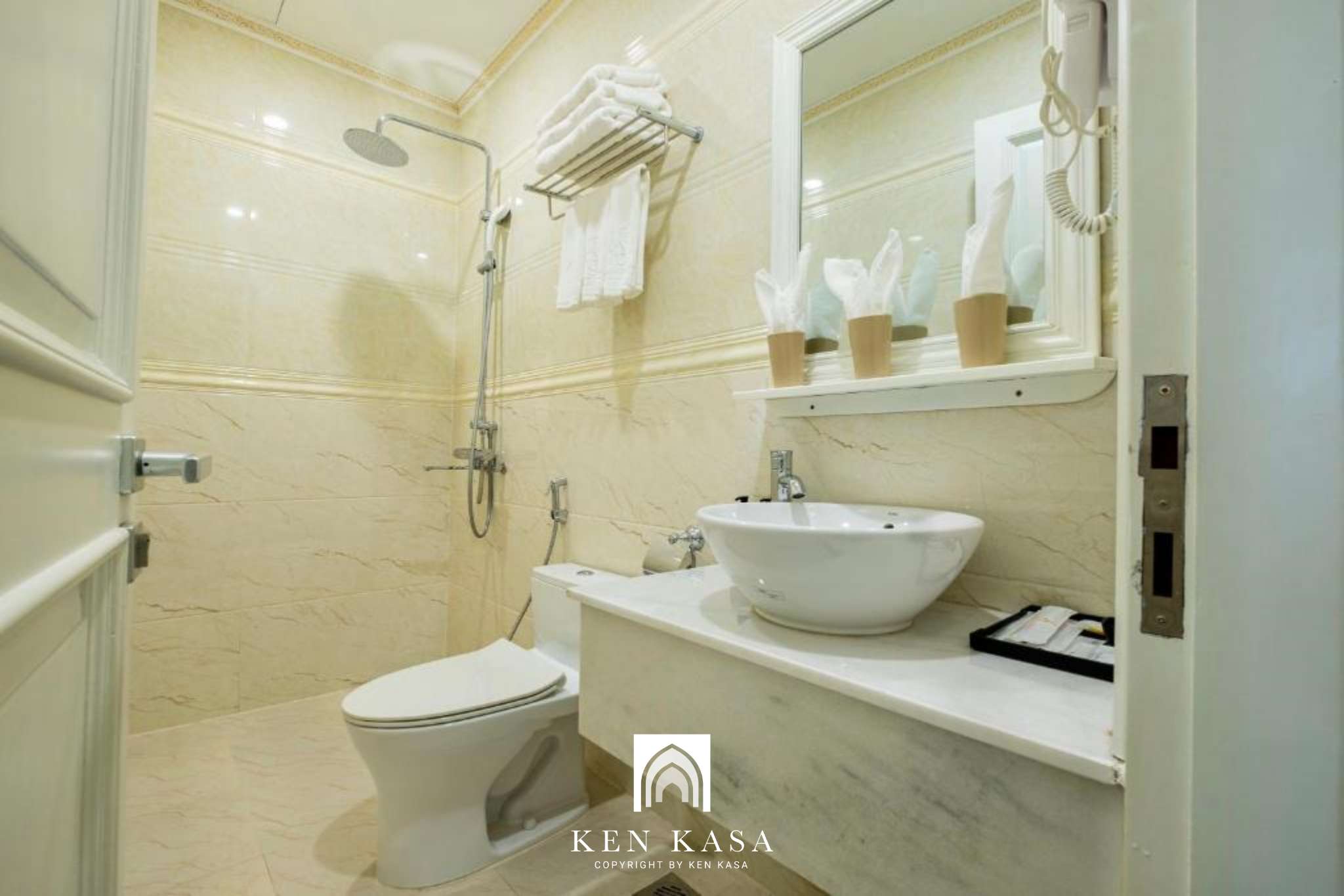 Không gian nhà tắm của Sun Diamond Hotel Ha Long